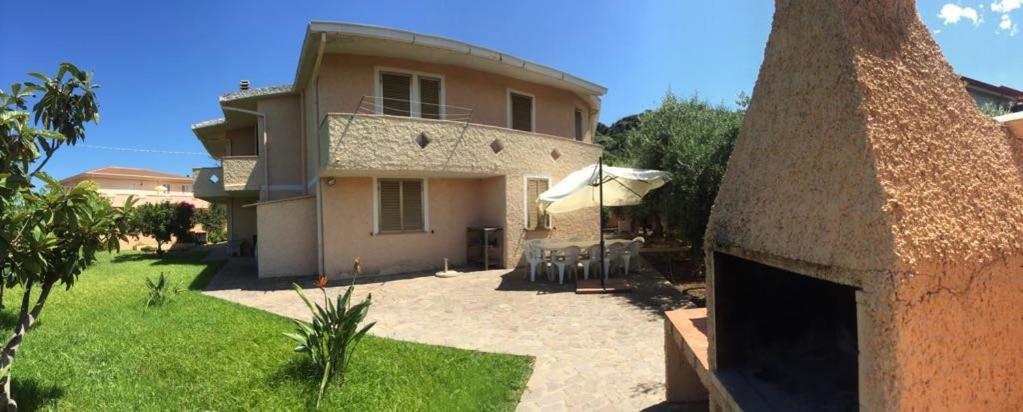 Appartamenti In Villa Con Ampio Giardino Esterno Posada  Exterior photo