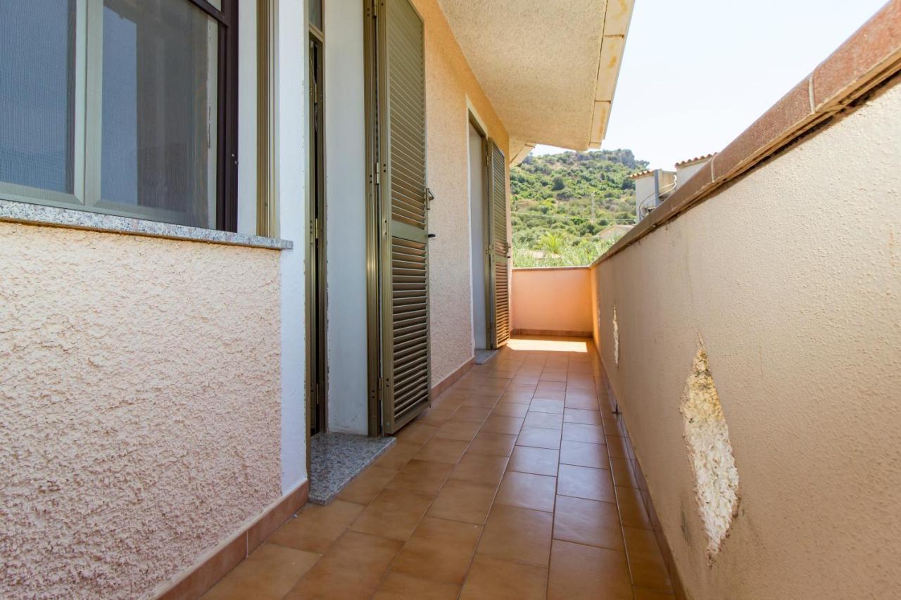 Appartamenti In Villa Con Ampio Giardino Esterno Posada  Exterior photo