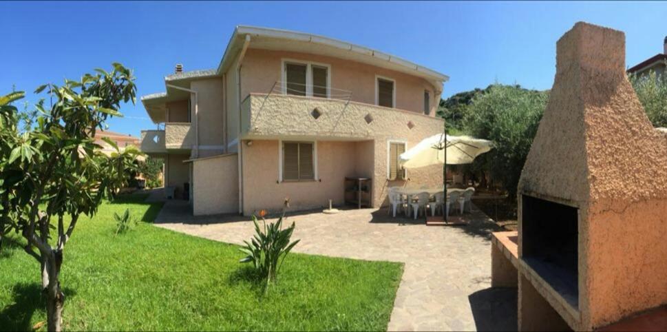 Appartamenti In Villa Con Ampio Giardino Esterno Posada  Exterior photo