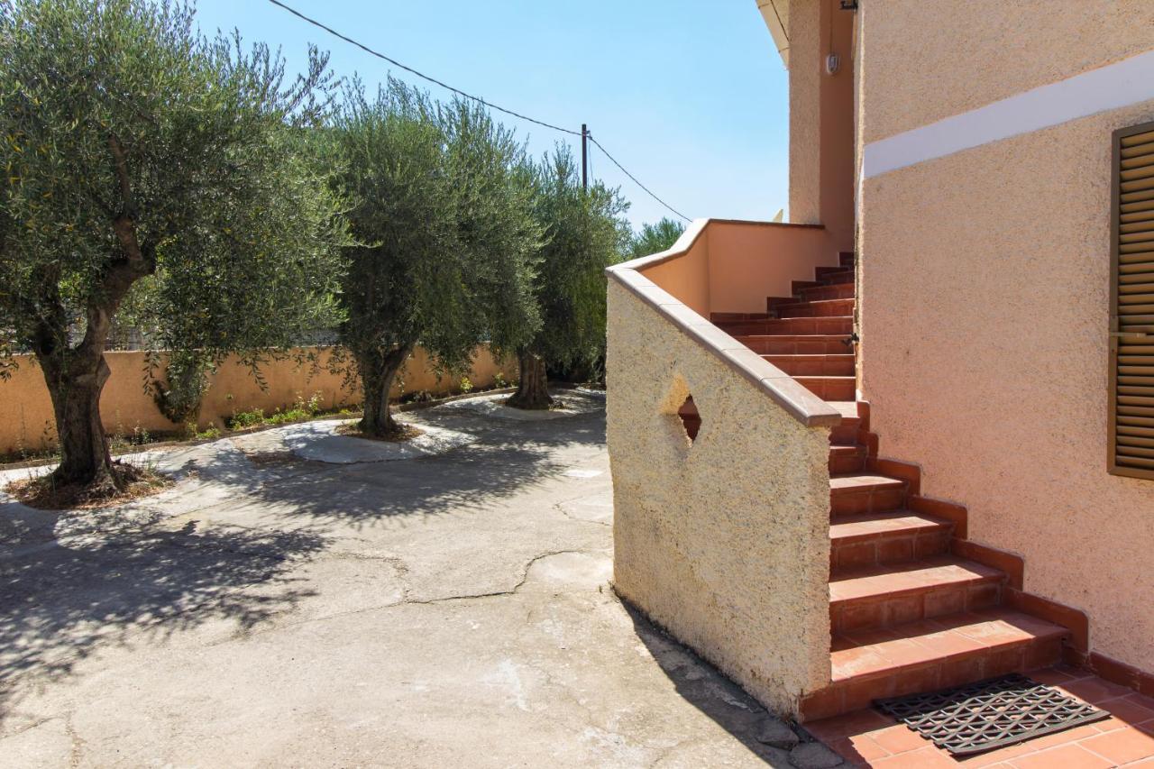 Appartamenti In Villa Con Ampio Giardino Esterno Posada  Exterior photo