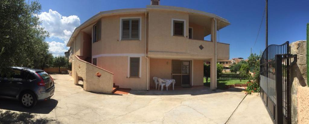 Appartamenti In Villa Con Ampio Giardino Esterno Posada  Exterior photo